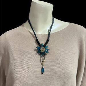 Chic Blue Floral Pendant Necklace